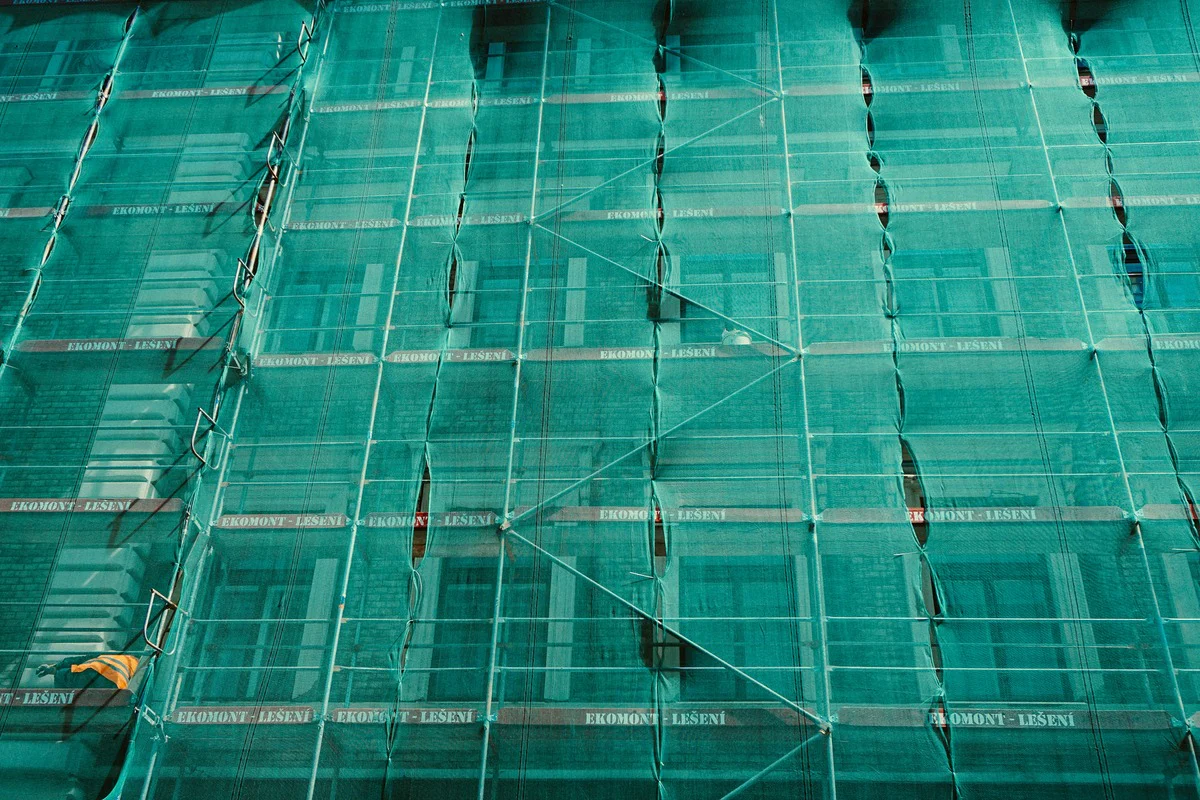 How Scaffolding Mesh Prevents Debris Hazards On-Site